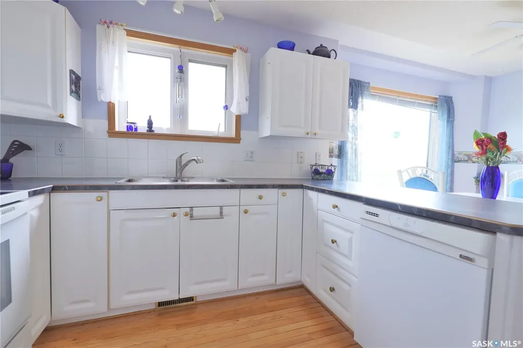 1037 Oxford Street E Moose Jaw SK S6H 7L4