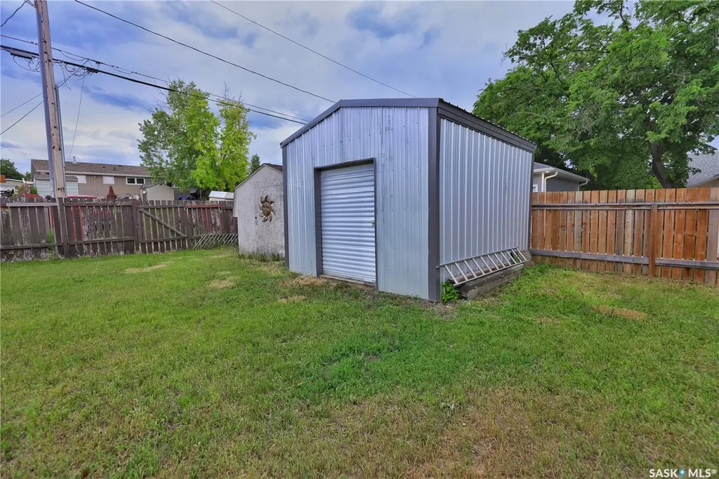 1037 Oxford Street E Moose Jaw SK S6H 7L4