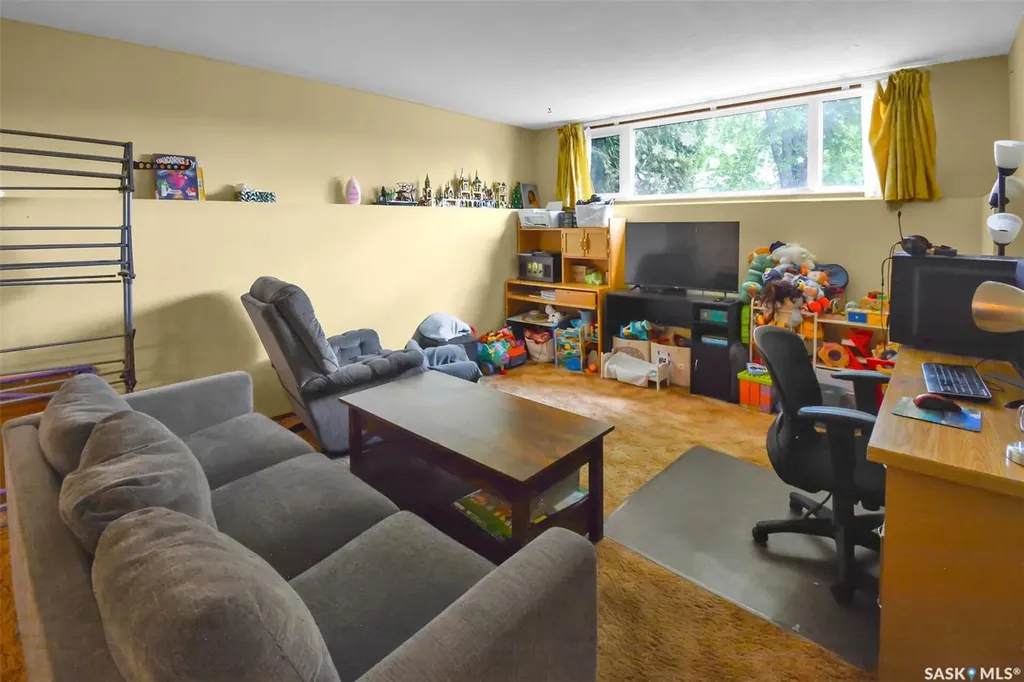 1882 Easthill Saskatoon SK S7J 3C3