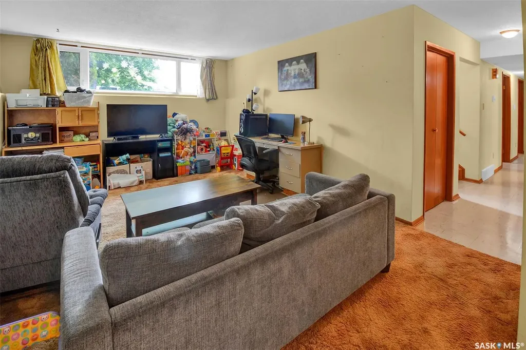 1882 Easthill Saskatoon SK S7J 3C3