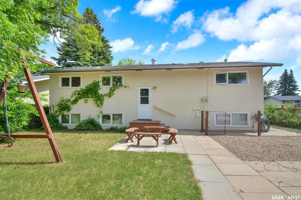 1882 Easthill Saskatoon SK S7J 3C3