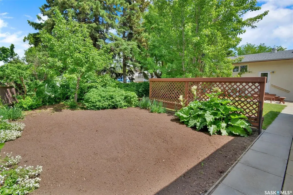 1882 Easthill Saskatoon SK S7J 3C3