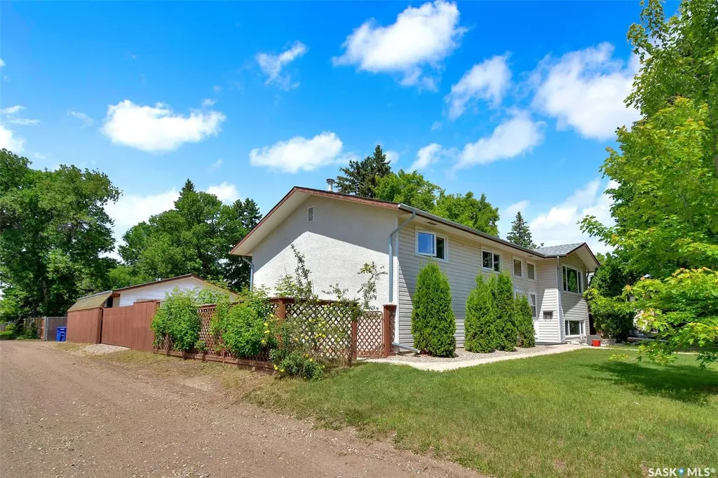 1882 Easthill Saskatoon SK S7J 3C3
