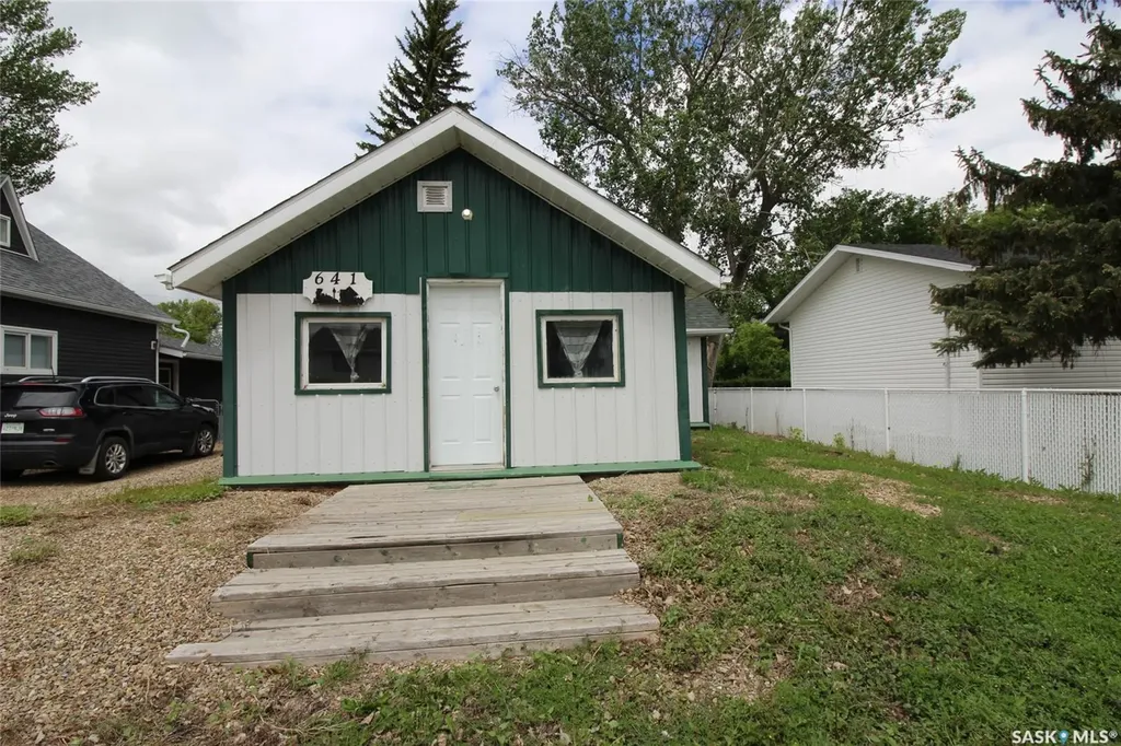 641 Railway Avenue Eastend SK S0N 0T0