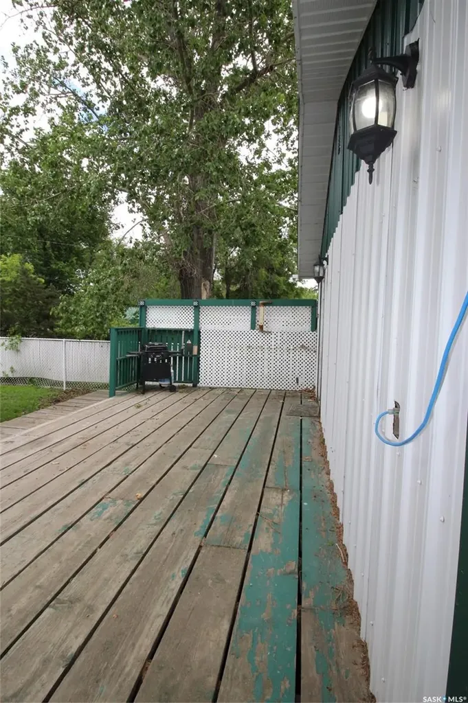 641 Railway Avenue Eastend SK S0N 0T0