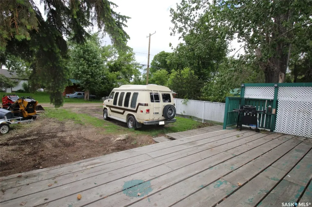 641 Railway Avenue Eastend SK S0N 0T0