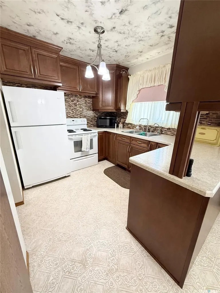 722 Washington Drive Weyburn SK S4H 3C8