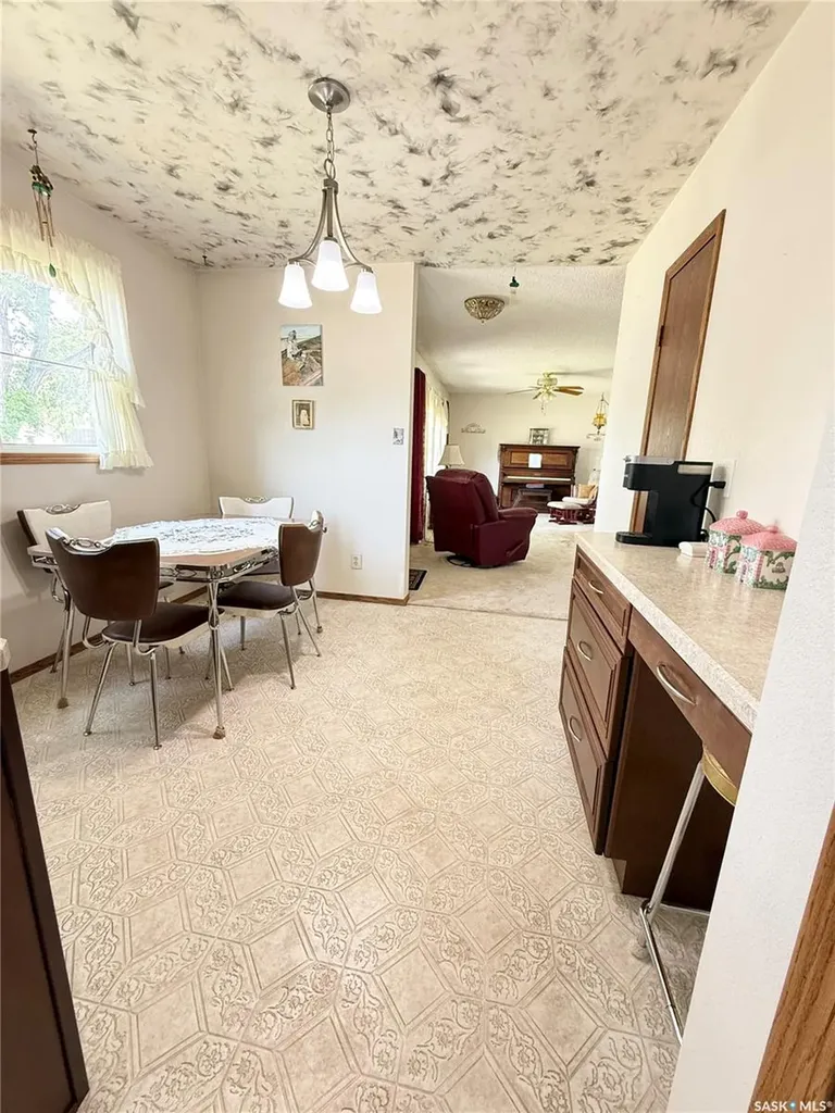 722 Washington Drive Weyburn SK S4H 3C8
