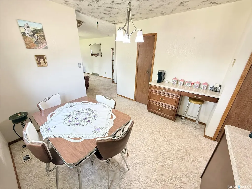 722 Washington Drive Weyburn SK S4H 3C8