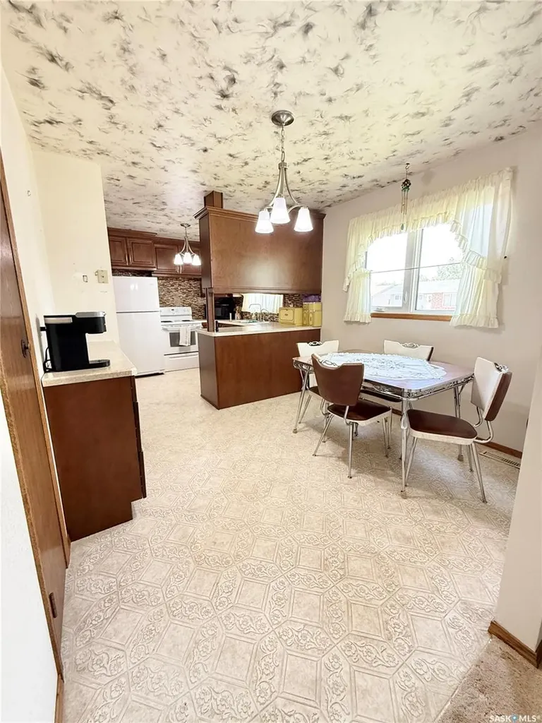 722 Washington Drive Weyburn SK S4H 3C8