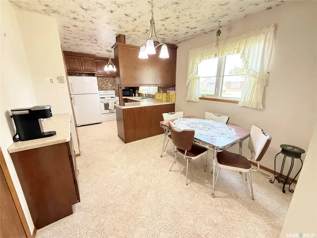 722 Washington Drive Weyburn SK S4H 3C8