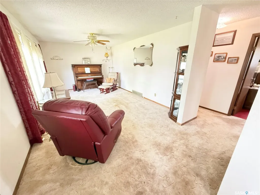 722 Washington Drive Weyburn SK S4H 3C8