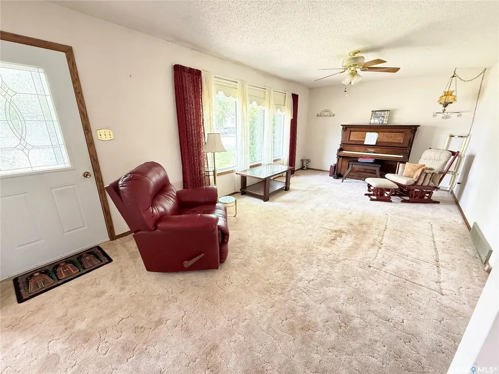722 Washington Drive Weyburn SK S4H 3C8