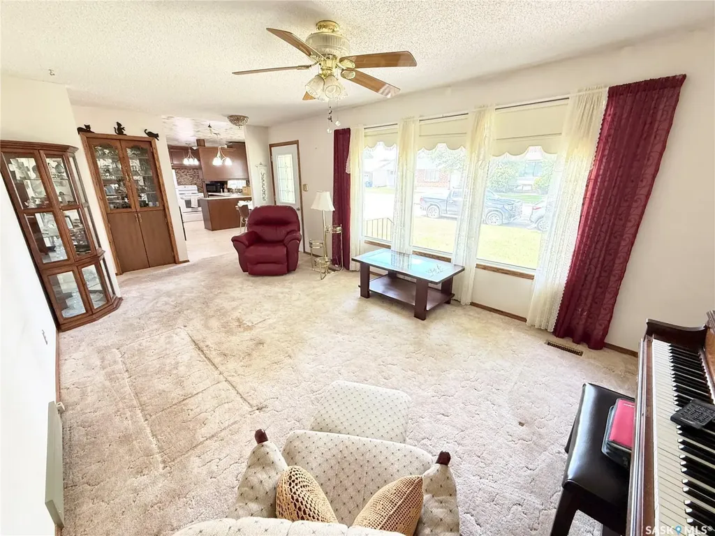 722 Washington Drive Weyburn SK S4H 3C8