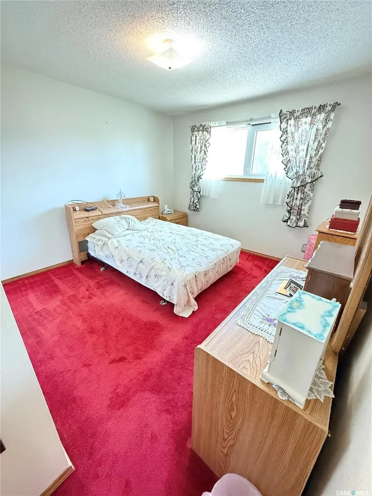 722 Washington Drive Weyburn SK S4H 3C8
