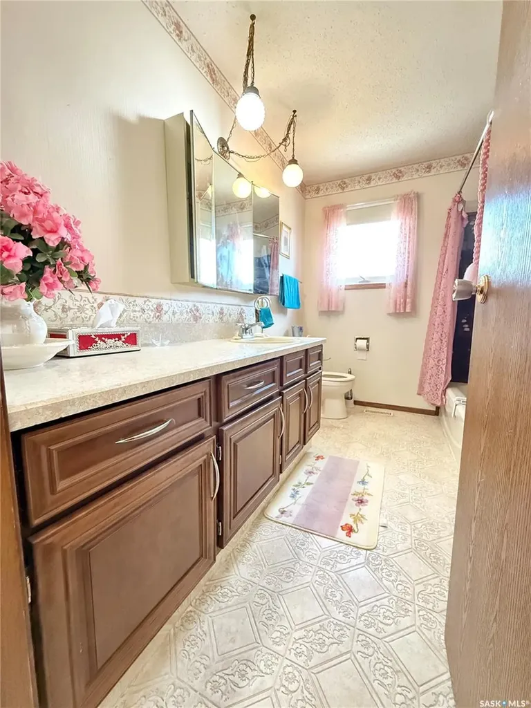 722 Washington Drive Weyburn SK S4H 3C8