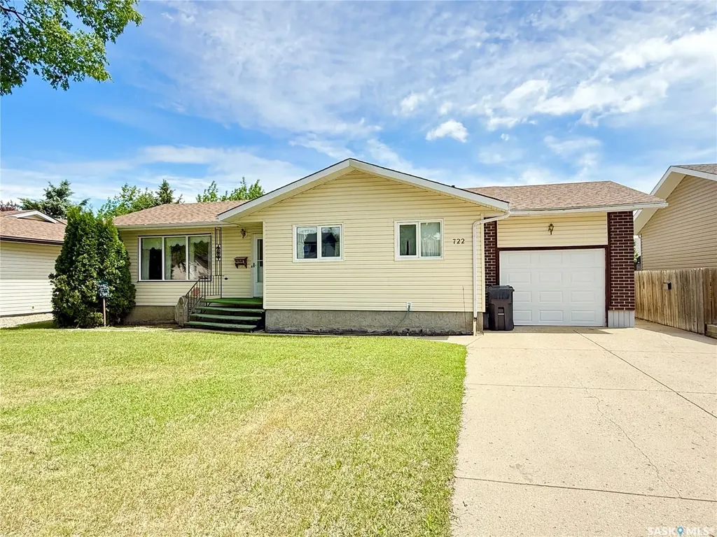722 Washington Drive Weyburn SK S4H 3C8