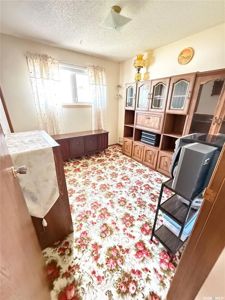 722 Washington Drive Weyburn SK S4H 3C8