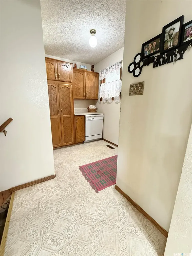 722 Washington Drive Weyburn SK S4H 3C8