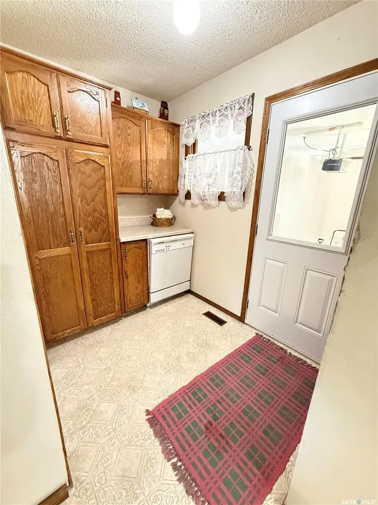 722 Washington Drive Weyburn SK S4H 3C8