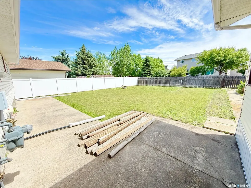 722 Washington Drive Weyburn SK S4H 3C8