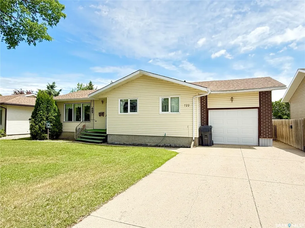 722 Washington Drive Weyburn SK S4H 3C8