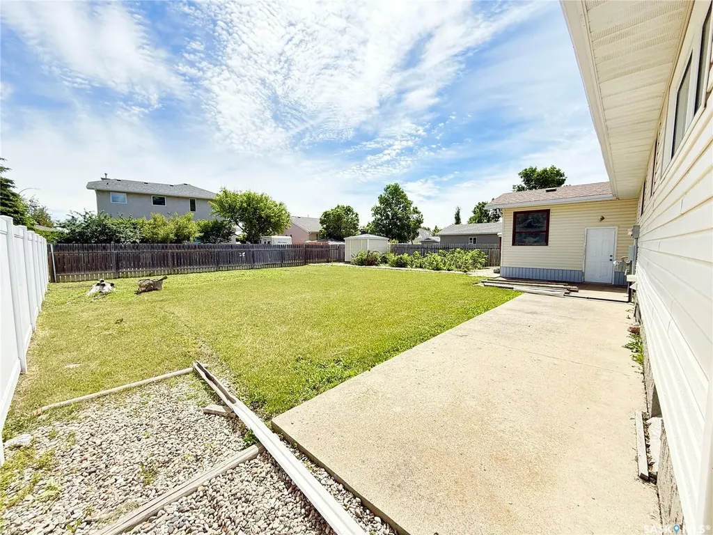 722 Washington Drive Weyburn SK S4H 3C8