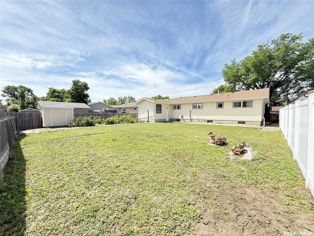 722 Washington Drive Weyburn SK S4H 3C8