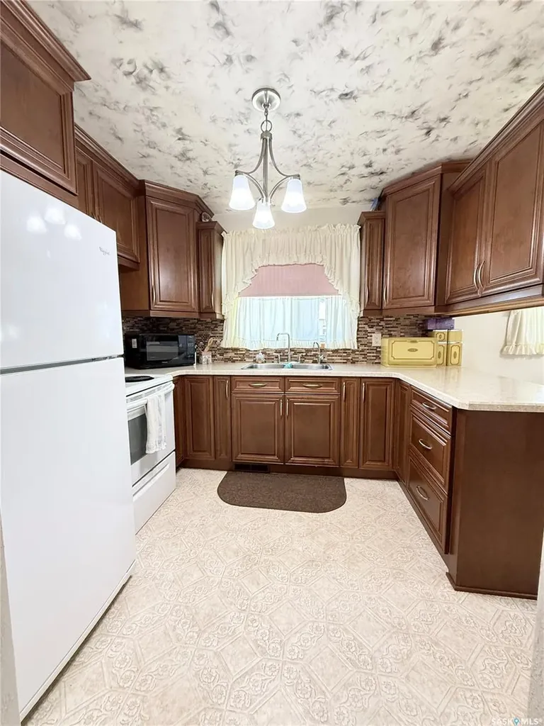 722 Washington Drive Weyburn SK S4H 3C8