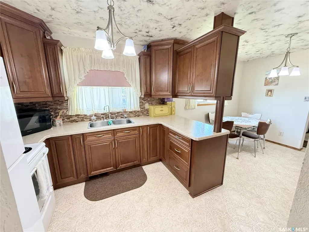 722 Washington Drive Weyburn SK S4H 3C8