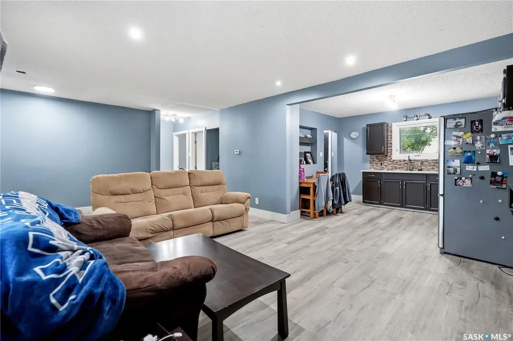 818 Grandview Street W Moose Jaw SK S6H 5L8