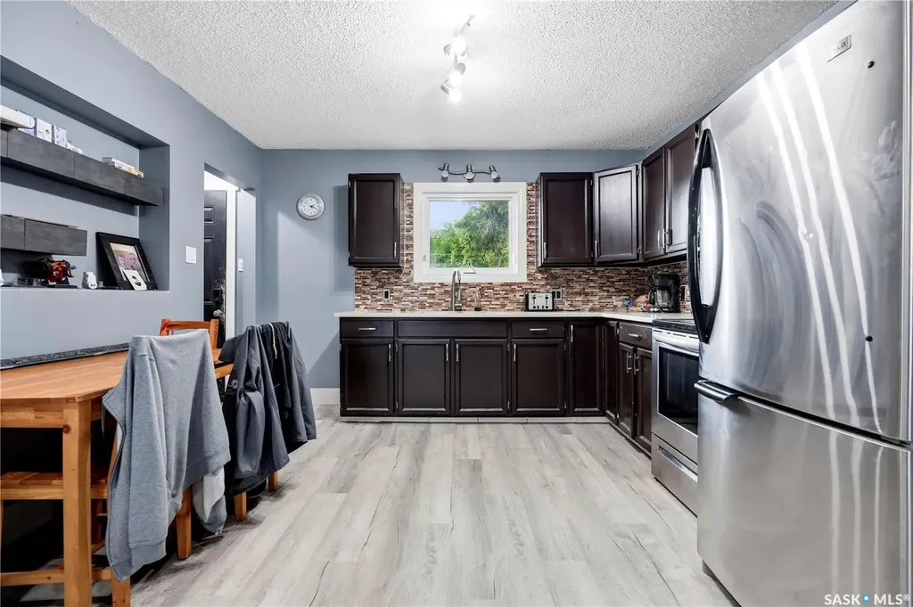 818 Grandview Street W Moose Jaw SK S6H 5L8