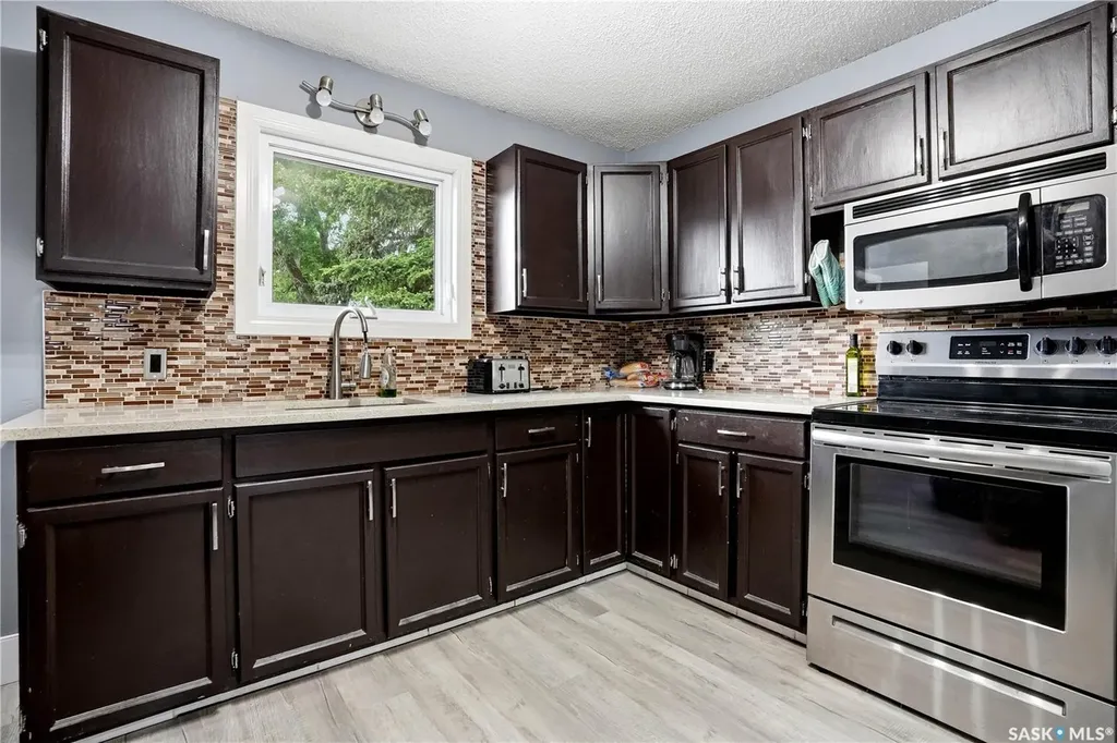 818 Grandview Street W Moose Jaw SK S6H 5L8