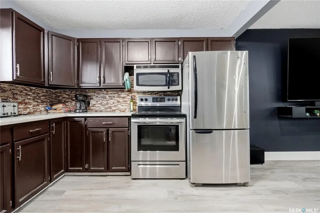 818 Grandview Street W Moose Jaw SK S6H 5L8