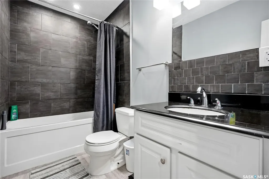 818 Grandview Street W Moose Jaw SK S6H 5L8