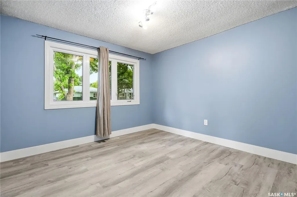 818 Grandview Street W Moose Jaw SK S6H 5L8