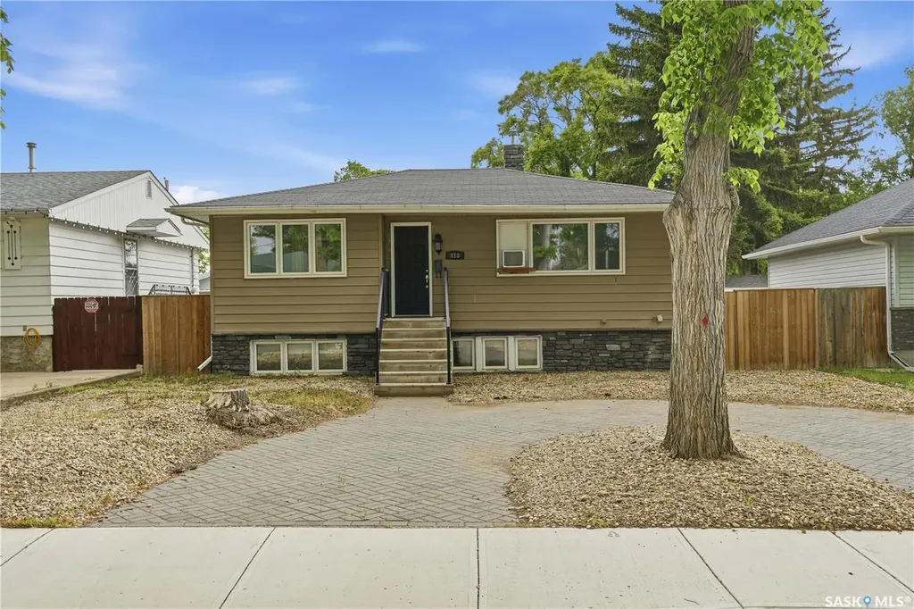 818 Grandview Street W Moose Jaw SK S6H 5L8
