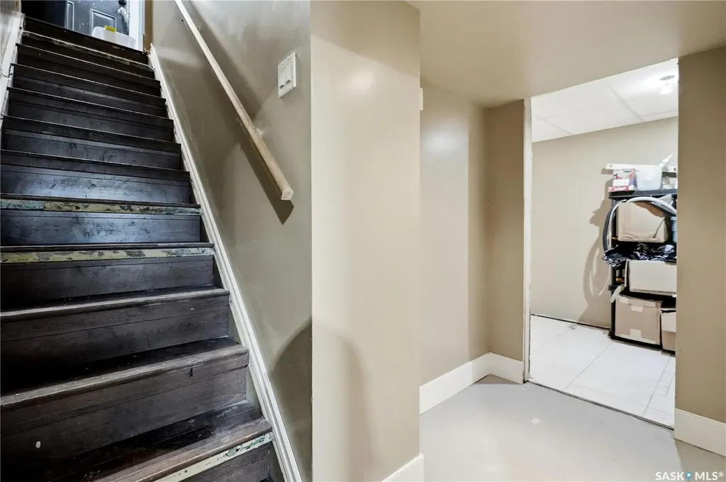 818 Grandview Street W Moose Jaw SK S6H 5L8
