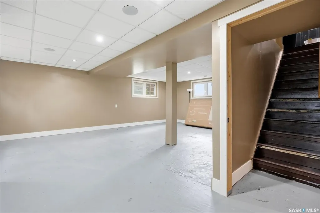818 Grandview Street W Moose Jaw SK S6H 5L8