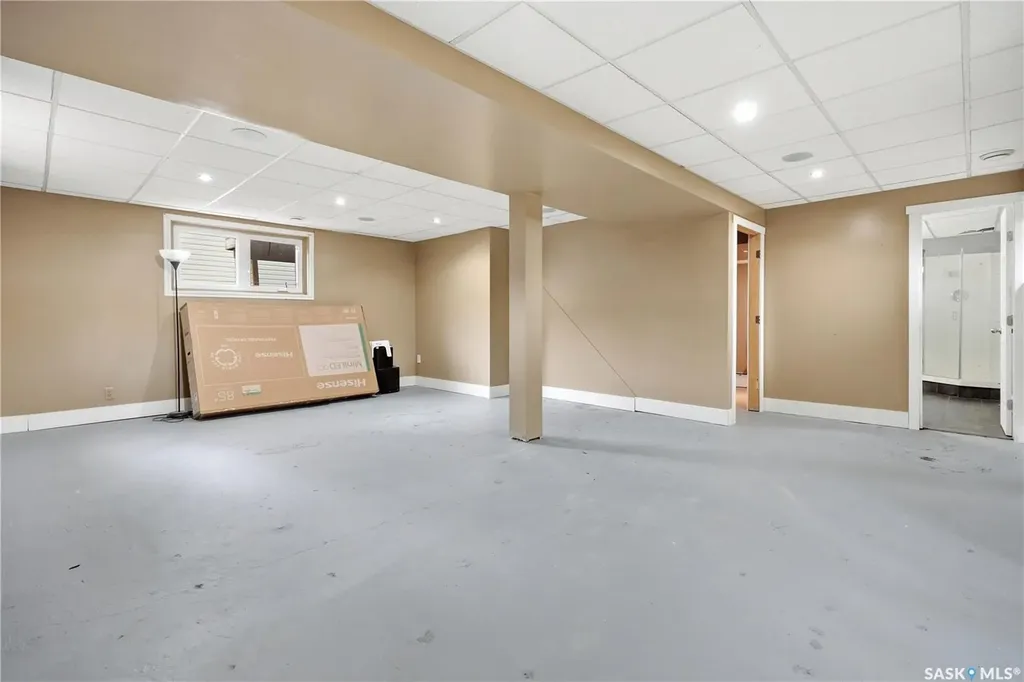 818 Grandview Street W Moose Jaw SK S6H 5L8