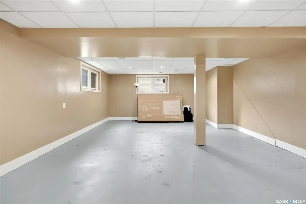 818 Grandview Street W Moose Jaw SK S6H 5L8