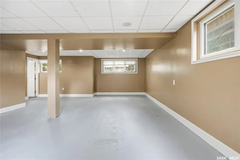 818 Grandview Street W Moose Jaw SK S6H 5L8