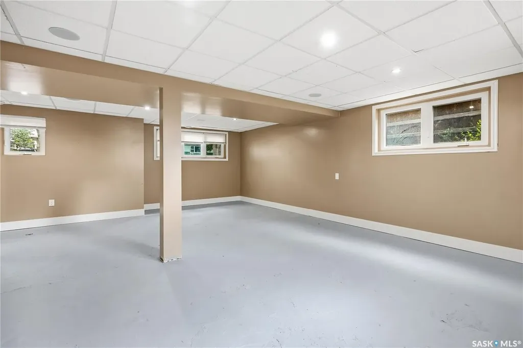 818 Grandview Street W Moose Jaw SK S6H 5L8