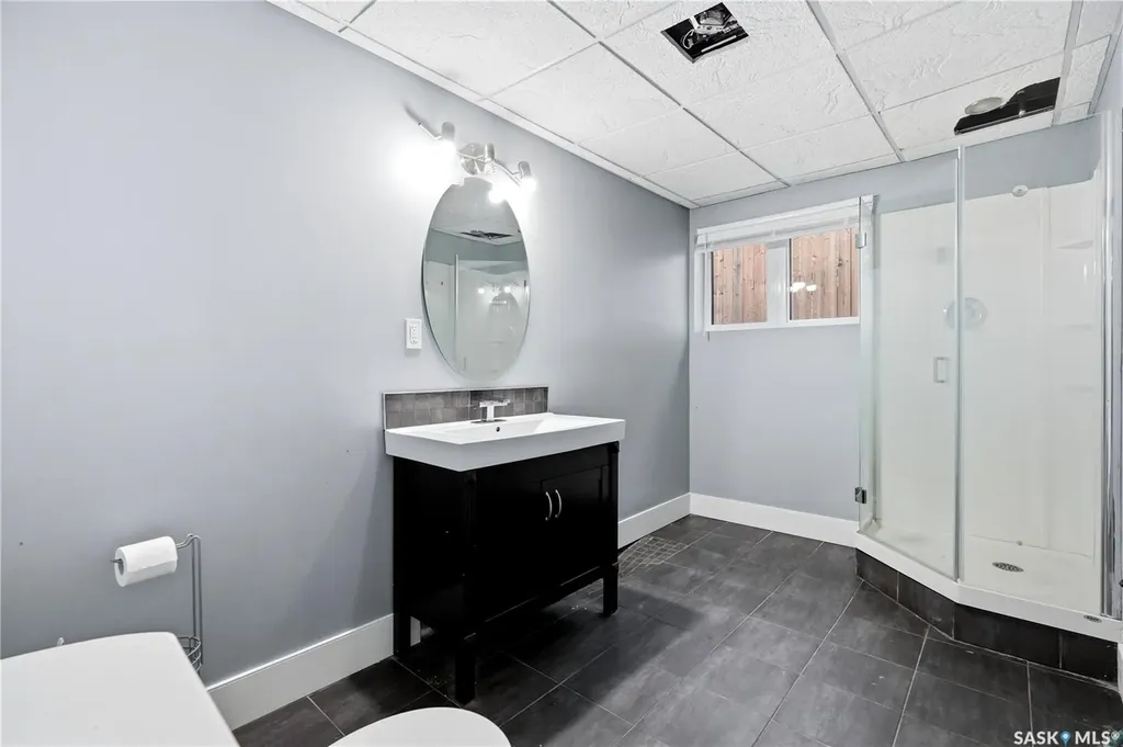 818 Grandview Street W Moose Jaw SK S6H 5L8