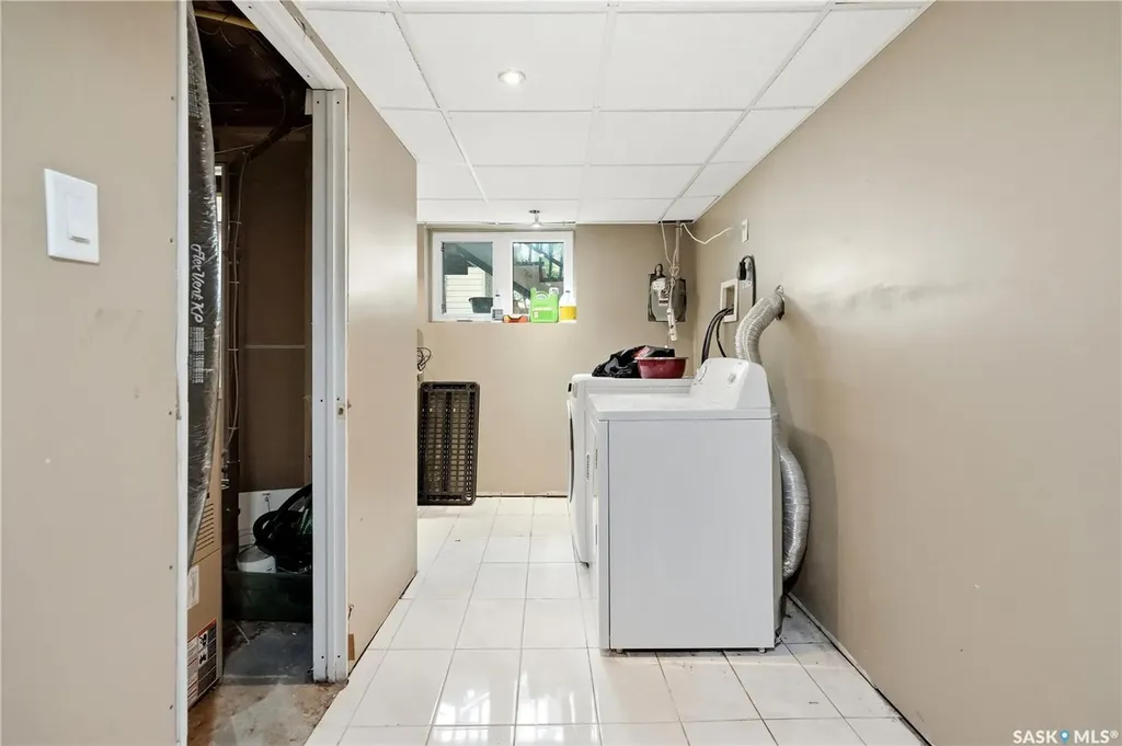 818 Grandview Street W Moose Jaw SK S6H 5L8