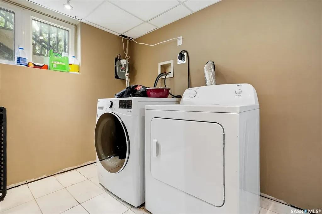 818 Grandview Street W Moose Jaw SK S6H 5L8