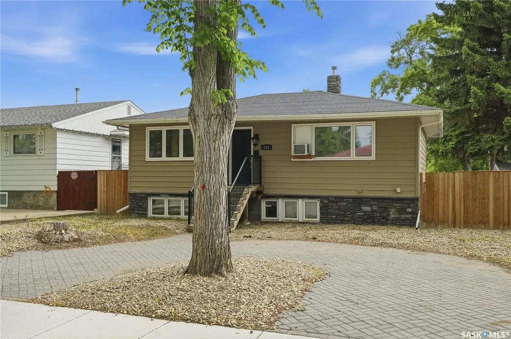 818 Grandview Street W Moose Jaw SK S6H 5L8