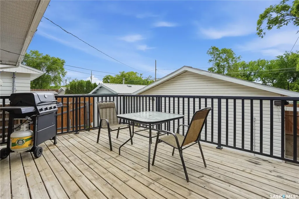 818 Grandview Street W Moose Jaw SK S6H 5L8