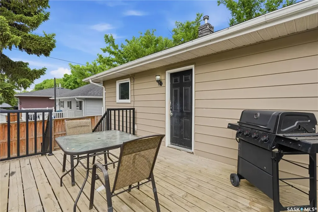 818 Grandview Street W Moose Jaw SK S6H 5L8