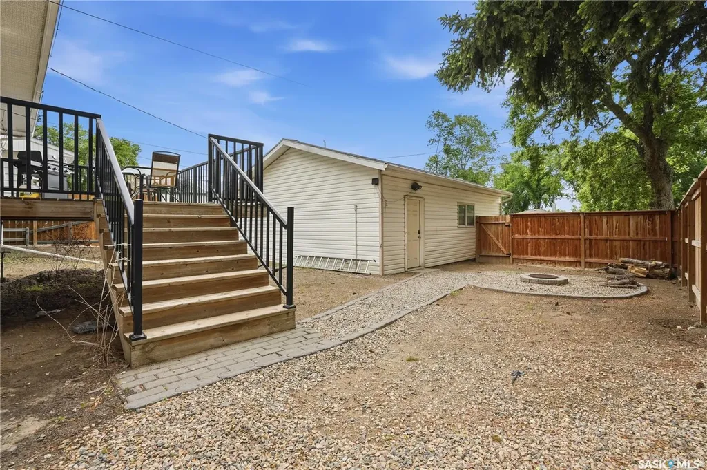 818 Grandview Street W Moose Jaw SK S6H 5L8